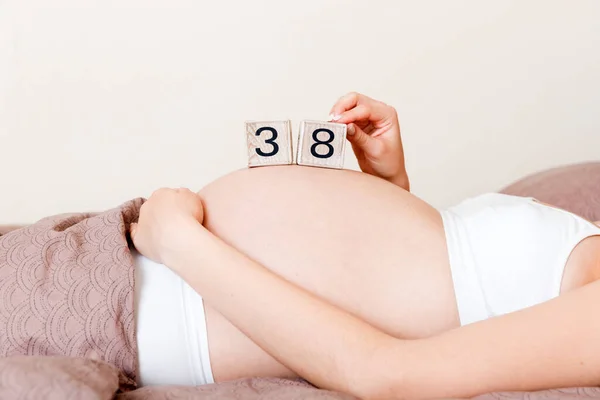 Femme Enceinte Sous Vêtements Blancs Sur Lit Maison Tenant Calendrier — Photo