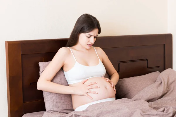 Jonge Mooie Zwangere Vrouw Pijn Zitten Bed Slaapkamer Voor Bereiden — Stockfoto