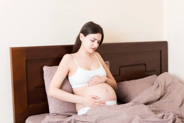 Giovane Bella Donna Incinta Nel Dolore Seduta Sul Letto Camera — Foto Stock