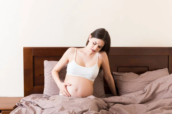 Jonge Mooie Zwangere Vrouw Pijn Zitten Bed Slaapkamer Voor Bereiden — Stockfoto