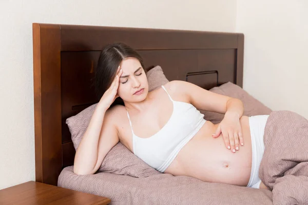 Joven Mujer Embarazada Bonita Que Sufre Dolor Cabeza Casa Cama —  Fotos de Stock