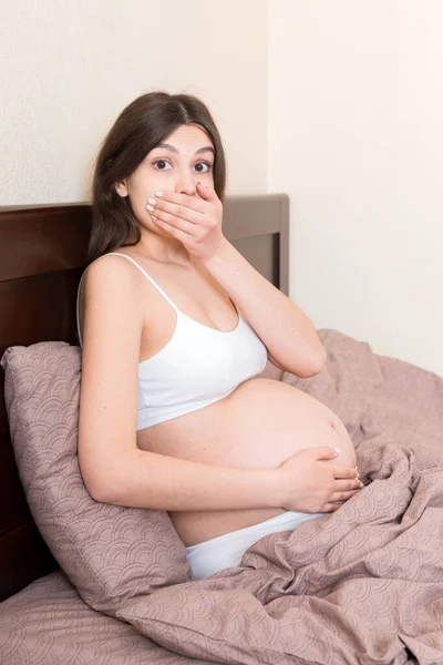 Schwangere Leiden Unter Übelkeit Schwangerschaftssymptome Erwartungstoxikose Junge Erbrechende Frau Sitzt — Stockfoto