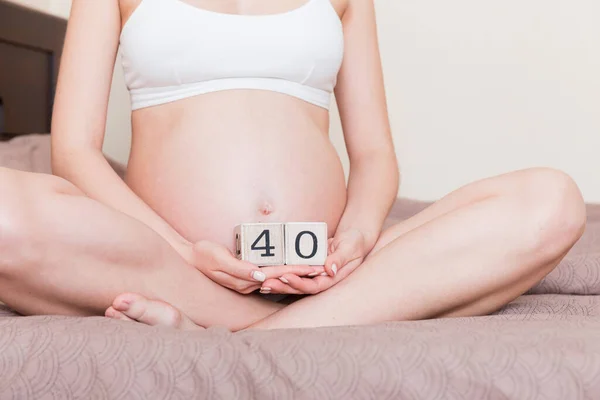 Femme Enceinte Sous Vêtements Blancs Sur Lit Maison Tenant Calendrier — Photo