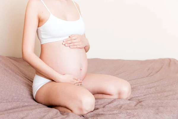 Hamile Bir Kadın Yatakta Oturup Karnına Dokunuyor Hamilelik Beklentisi Kavramı — Stok fotoğraf