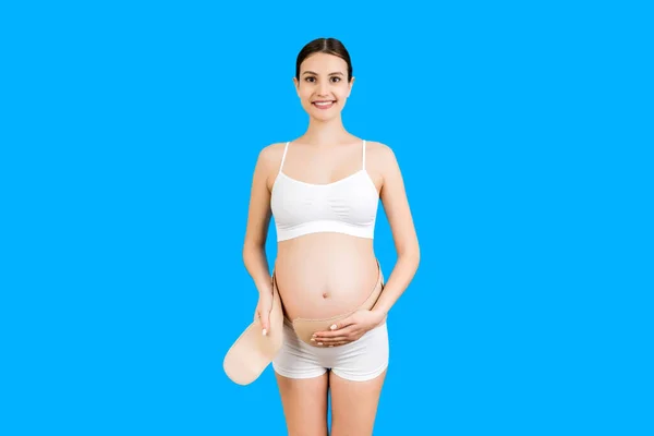 Retrato Mujer Embarazada Ropa Interior Blanca Vistiendo Cinturón Maternidad Fondo —  Fotos de Stock