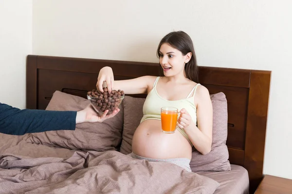Mujer Embarazada Relajarse Cama Comer Bolas Cereales Chocolate Beber Jugo — Foto de Stock
