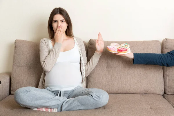 Mujer Embarazada Sentada Sofá Niega Comer Comida Chatarra Como Donas — Foto de Stock