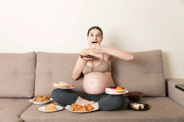 Femme Enceinte Affamée Assise Sur Canapé Mange Beaucoup Aliments Malsains — Photo