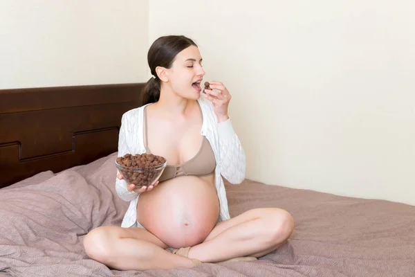 Femme Enceinte Aime Manger Des Boules Céréales Chocolat Croquantes Dans — Photo