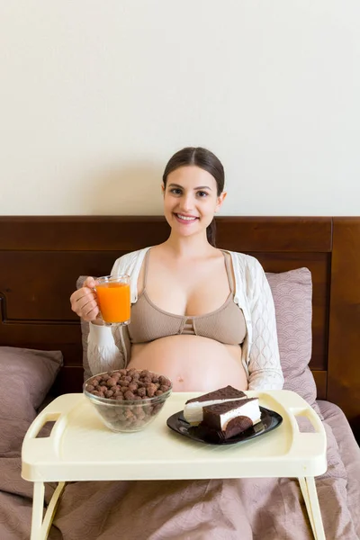 Těhotná Žena Čokoládové Vločkové Kuličky Kousek Dortu Podnosu Snídaní Pije — Stock fotografie