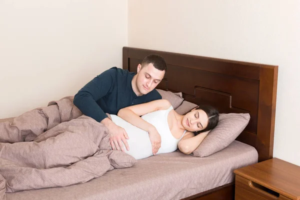 Zwangere Vrouw Met Haar Man Bed Ochtend — Stockfoto