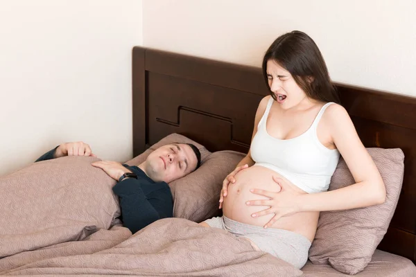 Man Slaapt Terwijl Zijn Zwangere Vrouw Heeft Weeën — Stockfoto