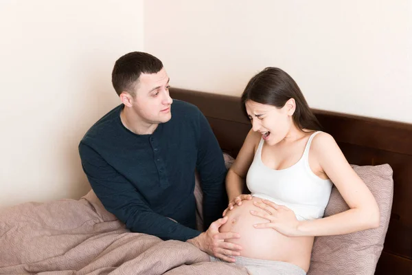 Man Geschokt Terwijl Zijn Zwangere Vrouw Heeft Weeën Bed Huis — Stockfoto