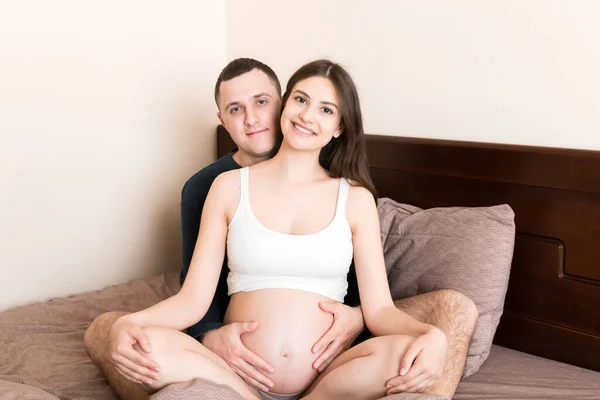 Jovem Casal Está Espera Bebé Marido Abraça Barriga Sua Esposa — Fotografia de Stock