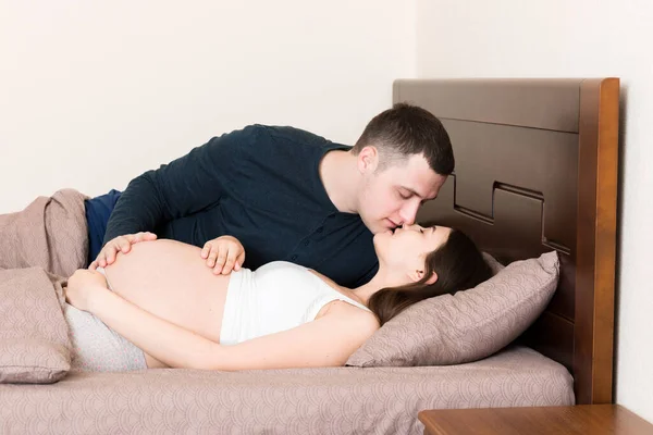 Jonge Familie Aantrekkelijke Zwangere Vrouw Man Rustend Bed Kussen Gelukkig — Stockfoto