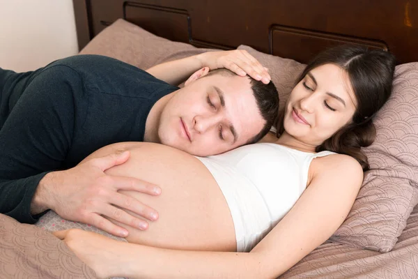 Amar Abraços Casal Grávida Cama Manhã — Fotografia de Stock