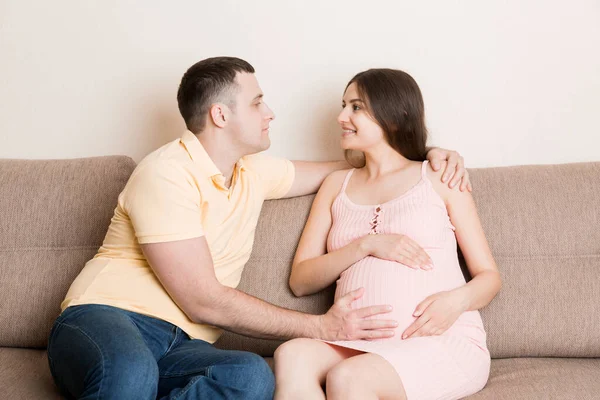 Joven Hablando Del Vientre Esposa Embarazada Concepto Maternidad —  Fotos de Stock