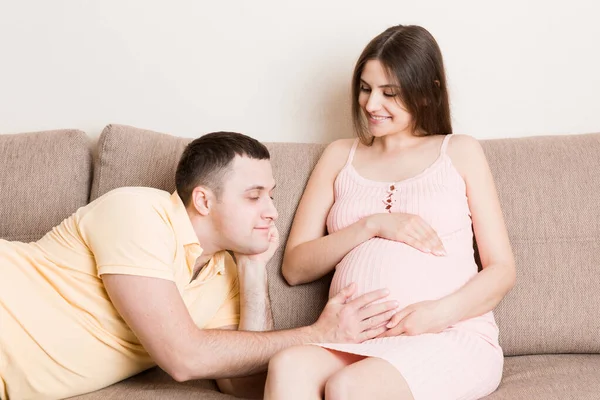 Hombre Está Escuchando Hermosa Esposa Embarazada Barriga Sonriendo Casa —  Fotos de Stock