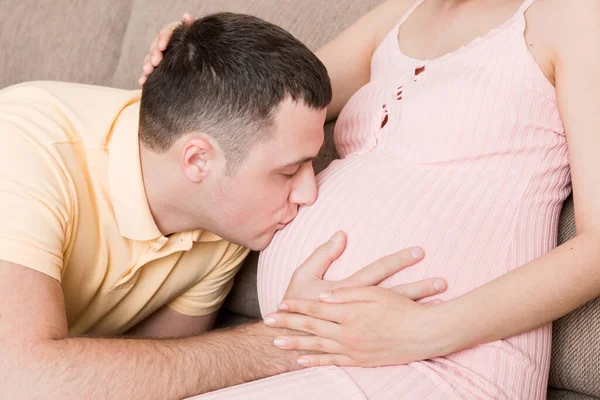 Hombre Está Escuchando Hermosa Esposa Embarazada Barriga Sonriendo Casa —  Fotos de Stock