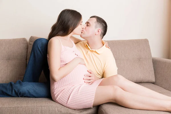 Feliz Mujer Embarazada Marido Esperando Bebé Casa Concepto Amor Cuidado —  Fotos de Stock