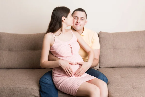 Těhotenství Očekávání Páru Dětí Budoucí Rodiče Rukama Podobě Srdce Muž — Stock fotografie