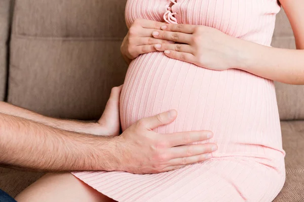 Gravidanza Aspettativa Paio Bambini Futuri Genitori Con Mani Nel Ventre — Foto Stock