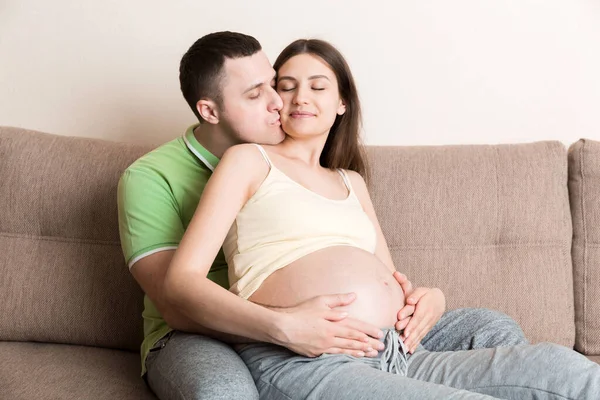 Una Pareja Joven Está Esperando Bebé Marido Abraza Vientre Esposa —  Fotos de Stock