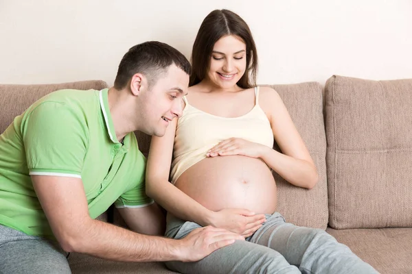 Junger Mann Redet Seiner Schwangeren Frau Den Bauch Mutterschaftskonzept — Stockfoto