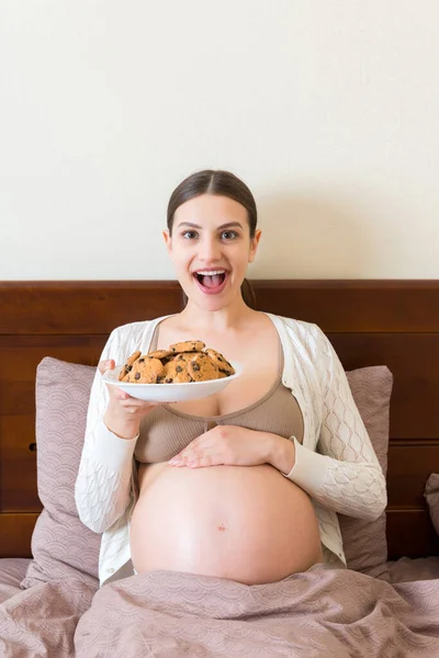 Femme Enceinte Aime Manger Des Biscuits Lit Maison Pâtisserie Sucrée — Photo