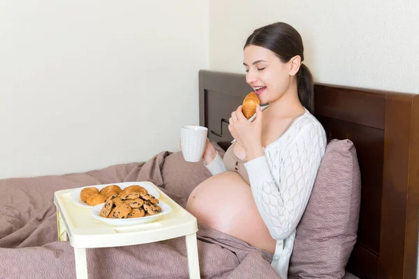 Femme Enceinte Mange Des Croissants Des Biscuits Chocolat Boit Thé — Photo