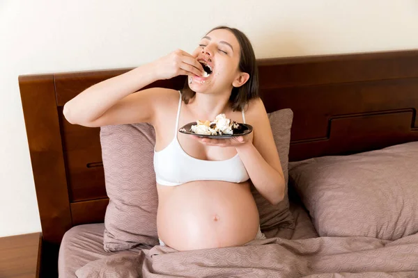 Hungrig Upphetsad Gravid Kvinna Vilar Sängen Äter Girigt Bit Tårta — Stockfoto