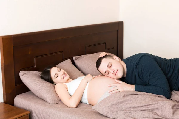 Zwangere Vrouw Met Haar Man Bed Ochtend — Stockfoto