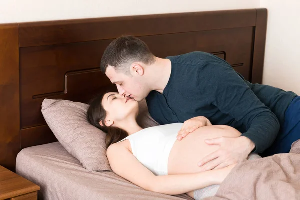 Ung Familj Attraktiv Gravid Kvinna Och Man Vilar Sängen Och — Stockfoto