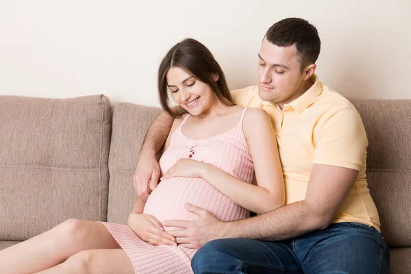 Felice Donna Incinta Suo Marito Attesa Bambino Casa Felice Amore — Foto Stock