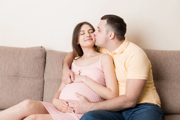 幸せな妊婦と彼女の夫は家で赤ちゃんを待っています 幸せな家族の愛とケアの概念 — ストック写真