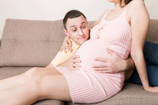 Husband Listening His Pregnant Wife Belly Sofa Home — Stock Photo, Image