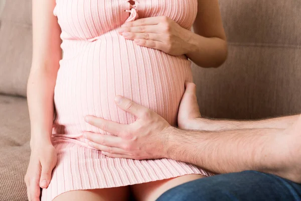 Ciąża Oczekiwanie Dwoje Dzieci Przyszli Rodzice Rękami Brzuchu Mężczyzna Położył — Zdjęcie stockowe
