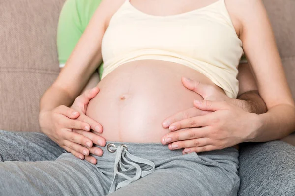 Egy Fiatal Pár Gyereket Vár Férj Otthon Ölelgeti Terhes Felesége — Stock Fotó