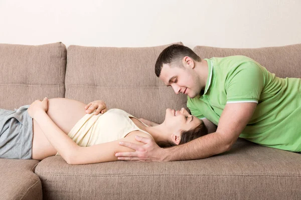 Liebevolle Schwangere Paar Umarmungen Auf Bett Der Früh — Stockfoto