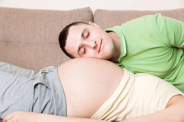 Junger Bärtiger Mann Legt Sein Ohr Nah Den Bauch Seiner — Stockfoto