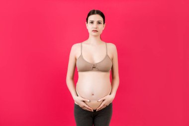 Hamilelik kemerinin portresi, arka plandaki ağrıyı azaltmak için arka planda fotokopi çekilen hamile kadının portresi. Ortopedik abdominal destek kemeri kavramı.