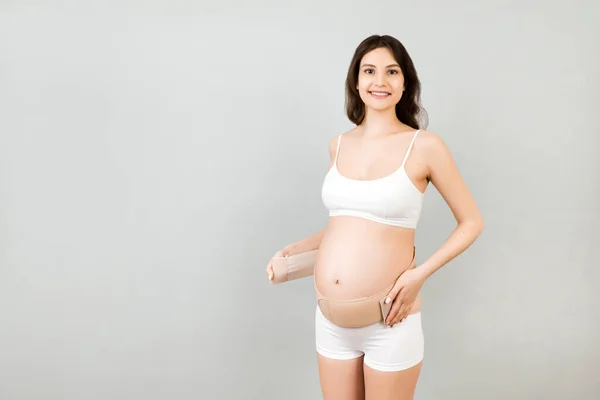 Retrato Mujer Embarazada Ropa Interior Vestir Banda Maternidad Elástica Fondo — Foto de Stock