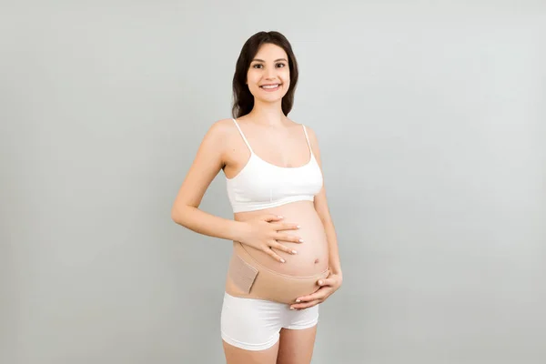 Retrato Vendaje Apoyo Mujer Embarazada Ropa Interior Fondo Gris Con — Foto de Stock