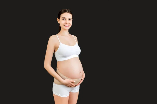 Portret Van Zwangere Vrouw Ondergoed Met Zwangerschapsgordel Zwarte Achtergrond Met — Stockfoto
