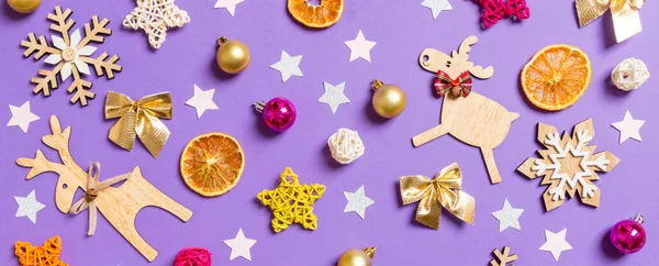 Баннерный Вид Новогодних Игрушек Украшений Фиолетовом Фоне Концепция Рождества — стоковое фото