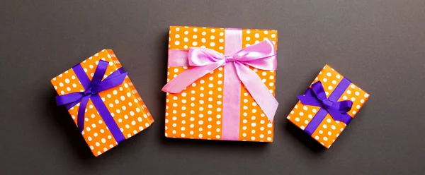 头像圣诞礼物盒 背景为紫色和粉色 背景为黑色 — 图库照片