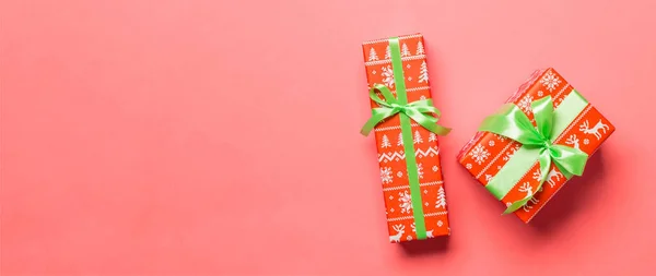 Pudełko Zielonym Łukiem Boże Narodzenie Lub Nowy Rok Żywym Tle — Zdjęcie stockowe