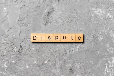 Tahta blokta yazan tartışmalı kelime. tablo üzerinde tartışmalı metin, kavram.