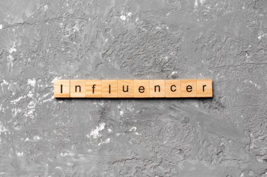 Tahta blokta etkili bir kelime yazıyor. Etkileyici metin tablo üzerinde, konsept.