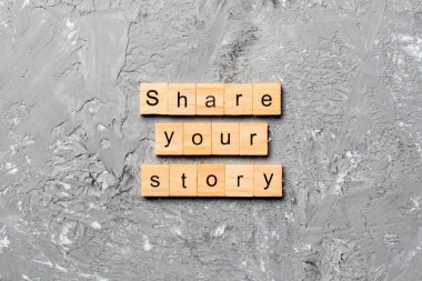 Tahta blokta yazılı hikayeni paylaş. Masada öykü metnini, konseptini paylaş.